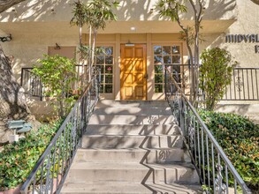 1394 Midvale Avenue, in Los Angeles, CA - Foto de edificio - Building Photo