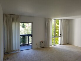 3602 W Estates Ln, Unit 312 in Rolling Hills Estates, CA - Building Photo