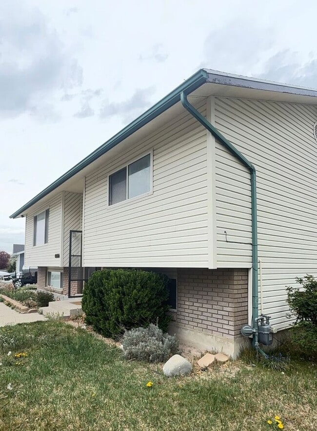 4381 Wildrose Dr in West Valley City, UT - Building Photo - Building Photo