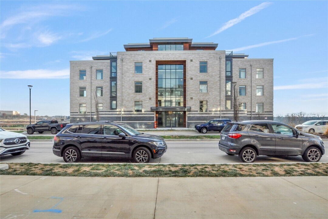 16460 Wildhorse Lk Blvd in Chesterfield, MO - Foto de edificio