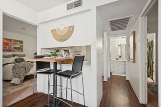 Campus Crossings at University Heights in Tucson, AZ - Foto de edificio - Building Photo