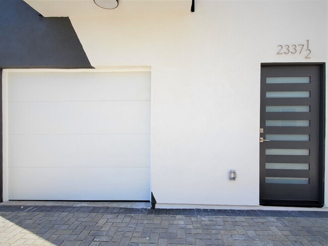 2337 S Crenshaw Blvd, Unit 2337 in Los Angeles, CA - Building Photo - Building Photo