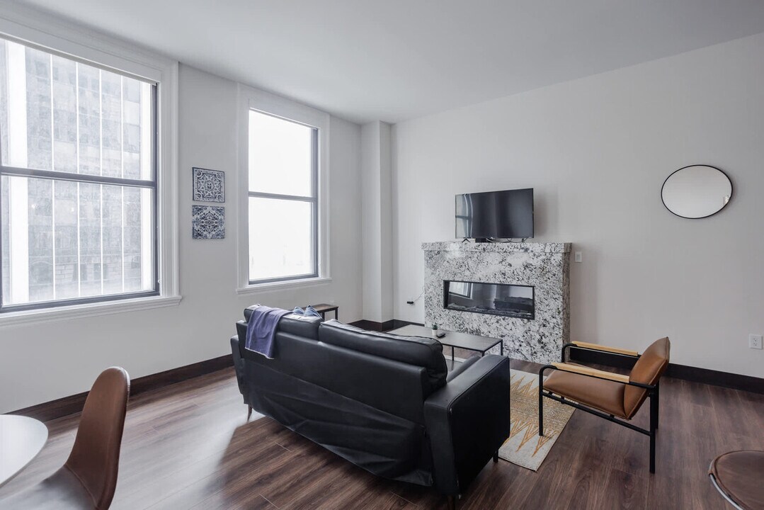 1 W 4th St in Cincinnati, OH - Building Photo