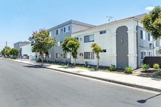 Latitude Apartments in Van Nuys, CA - Foto de edificio - Building Photo