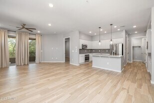 250 W Queen Creek Rd, Unit 210 in Chandler, AZ - Building Photo