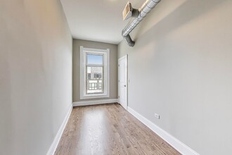 1429 W Grand Ave-Unit -3F in Chicago, IL - Building Photo - Building Photo