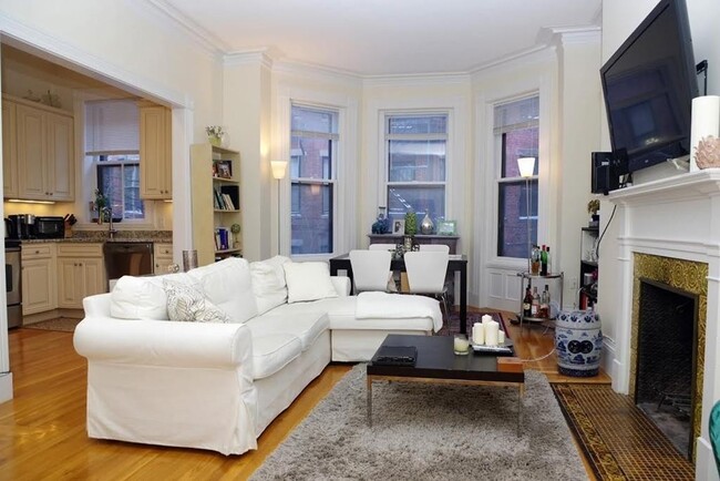 438 Marlborough St, Unit 1 in Boston, MA - Building Photo - Building Photo