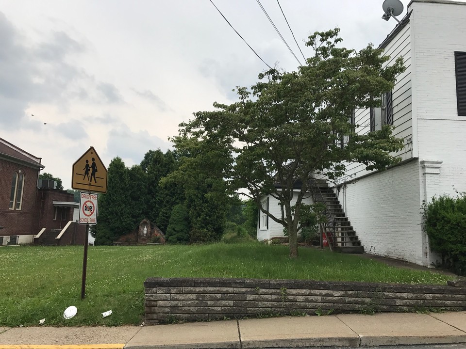 1047 Main St in Brownsville, PA - Building Photo