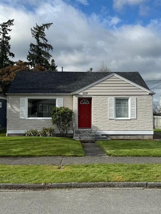 1221 S 12th St in Mount Vernon, WA - Building Photo