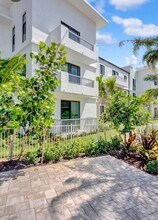 250 W Hidden Valley Blvd-Unit -2 in Boca Raton, FL - Building Photo - Building Photo