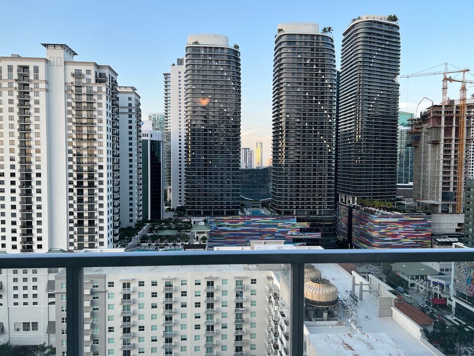 1111 SW 1st Ave, Unit 2915 in Miami, FL - Building Photo