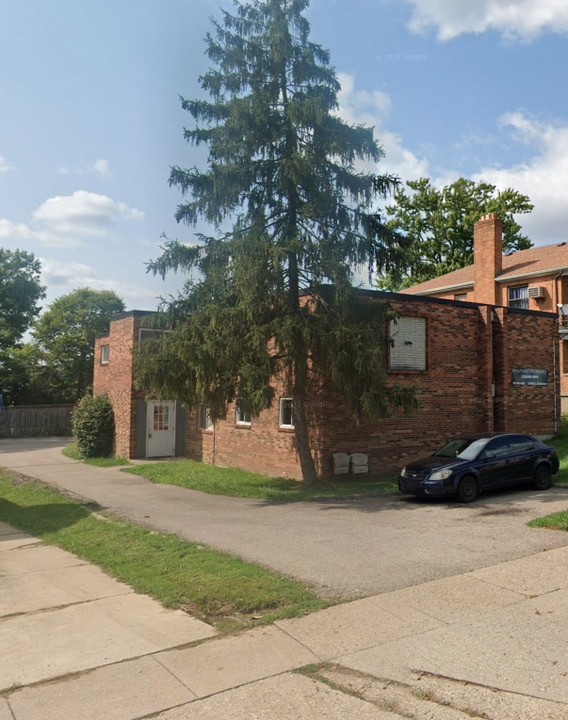 2443 Ferguson Road in Cincinnati, OH - Foto de edificio