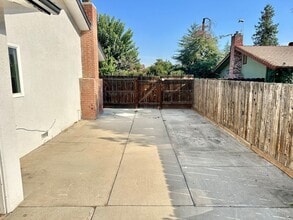 1545 Sunnyside Ave in Clovis, CA - Building Photo - Building Photo