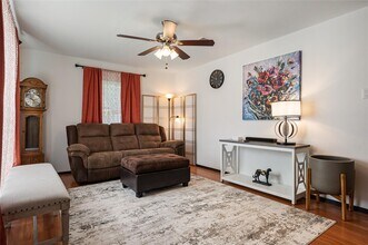 7018 Oleander Ln in Hitchcock, TX - Foto de edificio - Building Photo