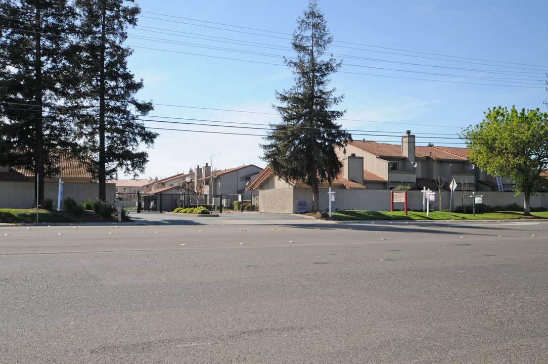 Vintage Grove Townhouses in Modesto, CA - Building Photo