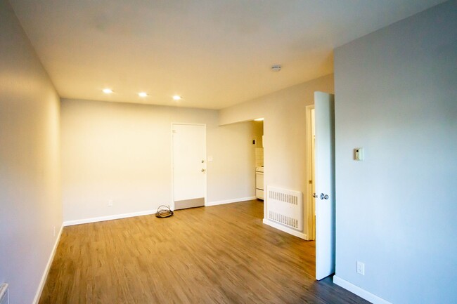 3717 S Corbett Ave in Portland, OR - Building Photo - Building Photo