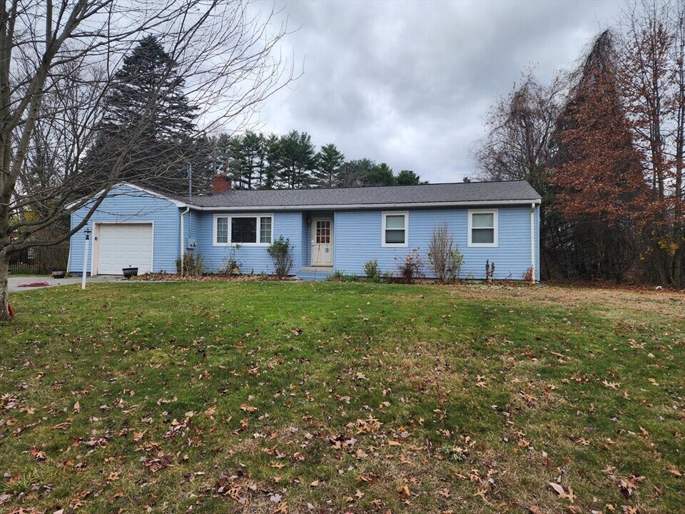91 Whitcomb Dr in Lancaster, MA - Building Photo