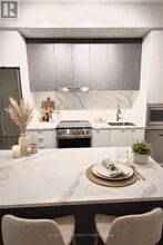 30 Upper Mall Wy in Vaughan, ON - Building Photo - Building Photo