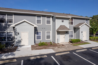 Enclave at Pine Oaks Apartments in DeLand, FL - Foto de edificio - Building Photo