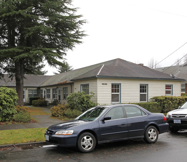 2624-2638 SE Main St in Portland, OR - Building Photo - Building Photo