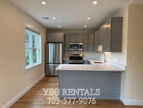 14 Dorr St, Unit #1 in Boston, MA - Foto de edificio - Building Photo