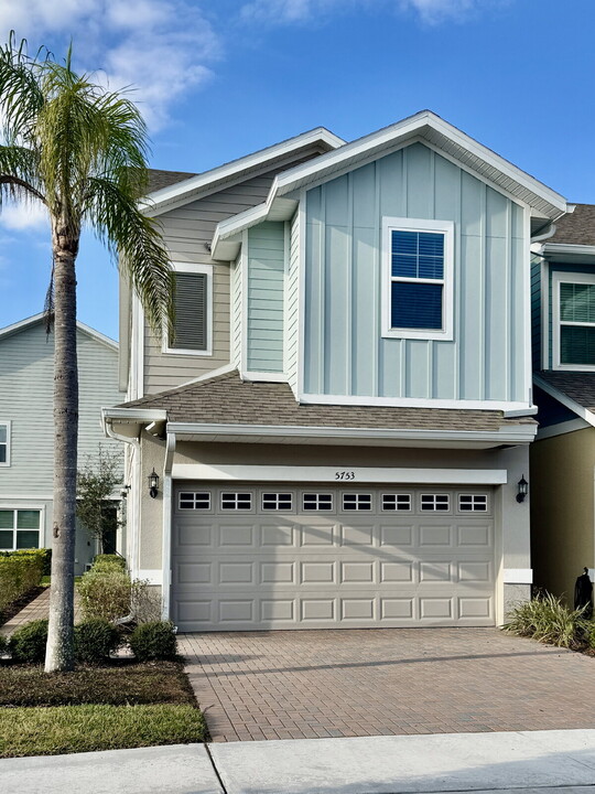 5753 Spotted Harrier Wy in Lithia, FL - Building Photo