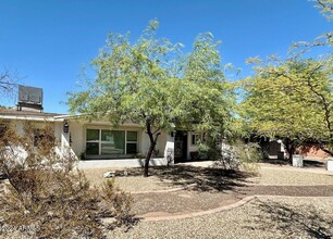 2610 E Nisbet Rd in Phoenix, AZ - Foto de edificio - Building Photo