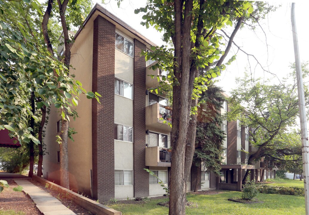 9818 82nd Ave NW in Edmonton, AB - Building Photo