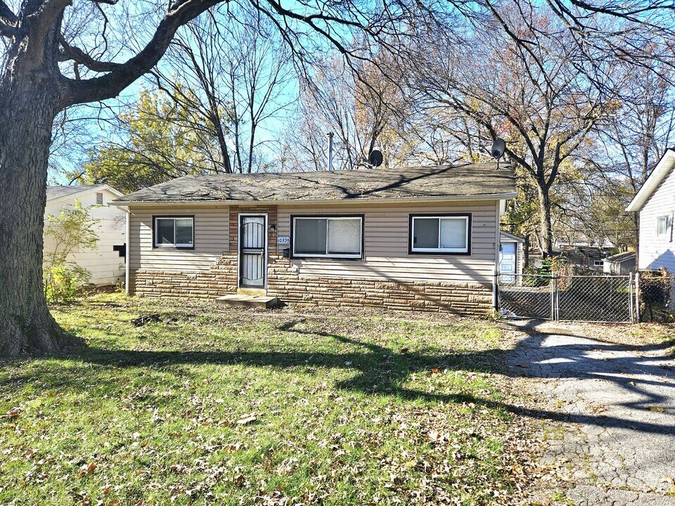 10325 Duke Dr in St. Louis, MO - Foto de edificio
