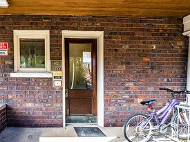 402 S 5th Ave in Ann Arbor, MI - Building Photo