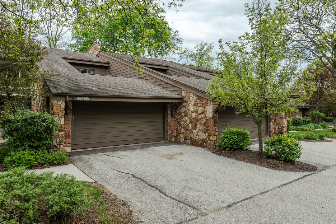 Bishops Grove in Brookfield, WI - Foto de edificio