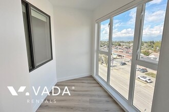 3068 Kingsway in Vancouver, BC - Building Photo - Building Photo