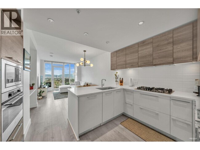 7358 Edmonds St in Burnaby, BC - Building Photo - Building Photo