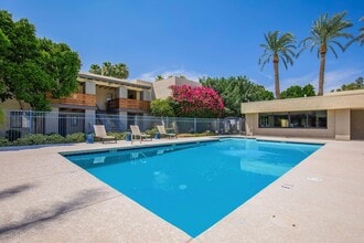 Palm Desert Apartments in Phoenix, AZ - Foto de edificio - Building Photo