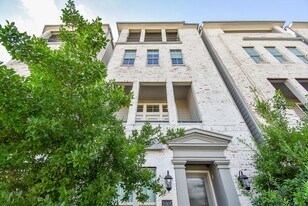 1005 St Charles St in Houston, TX - Building Photo