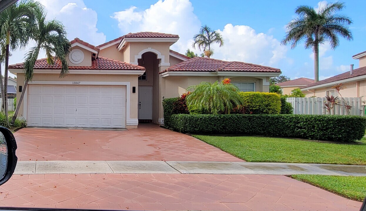 13847 NW 22nd Ct in Sunrise, FL - Building Photo