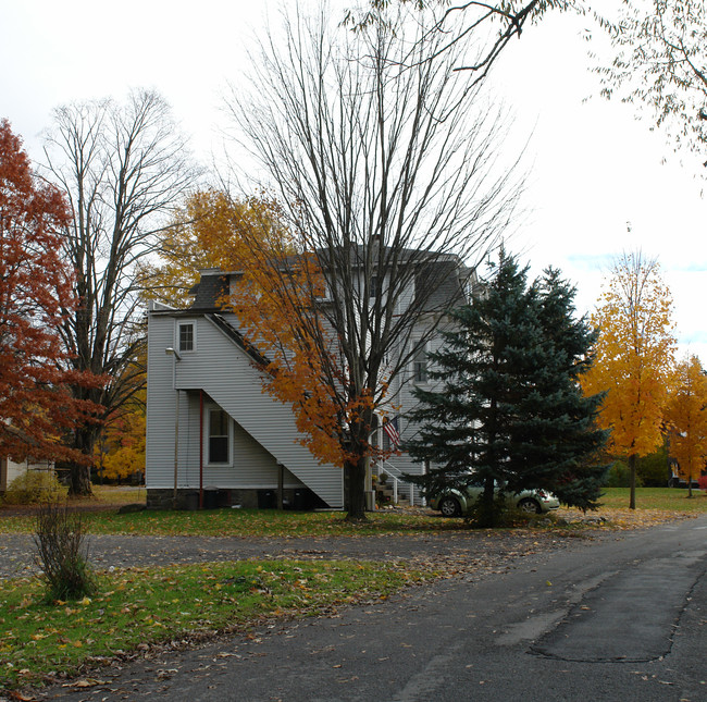 142 Moore Ave in Chatham, NY - Foto de edificio - Building Photo