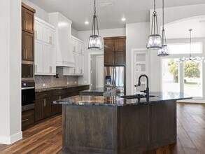 8103 Oak Hollow Dr in Arlington, TX - Foto de edificio - Building Photo