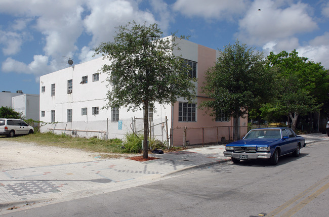 210 NW 9th St in Miami, FL - Building Photo - Building Photo