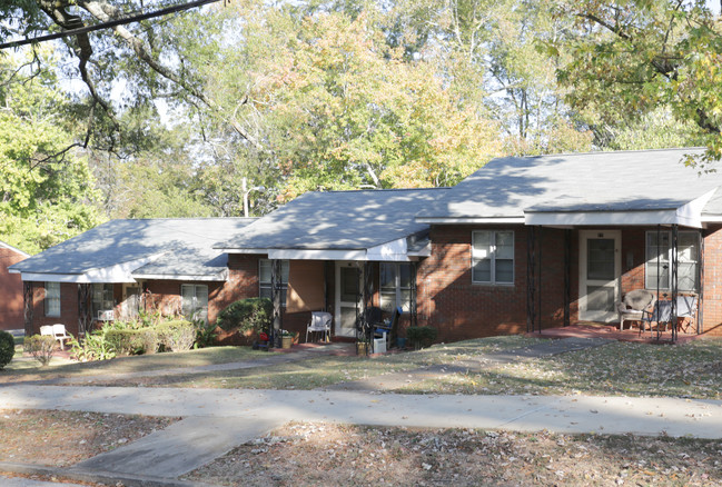 83 Spring St in Newnan, GA - Foto de edificio - Building Photo