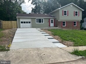 7810 Newington Woods Dr in Springfield, VA - Building Photo - Building Photo