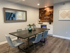 385 Sunrise Cir in Costa Mesa, CA - Building Photo - Building Photo