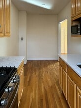 24-15 27th St in Queens, NY - Foto de edificio - Building Photo