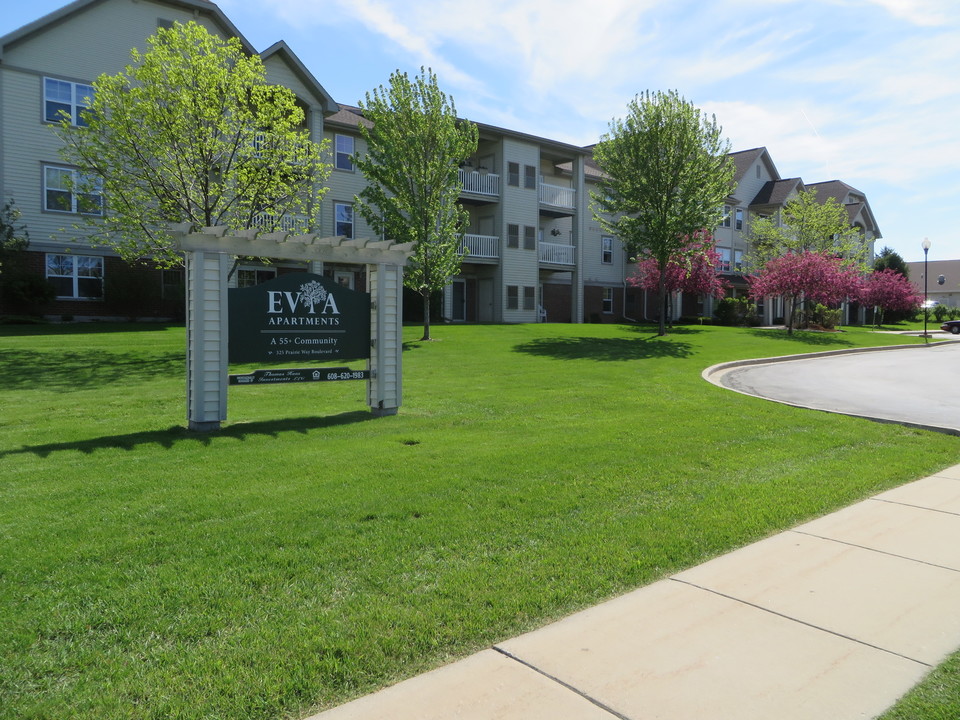 Evia Apartments in Verona, WI - Foto de edificio