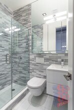 564 Hudson St in New York, NY - Building Photo - Building Photo