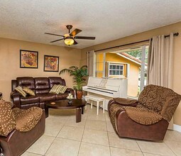 9910 SW 73rd St in Miami, FL - Building Photo - Building Photo