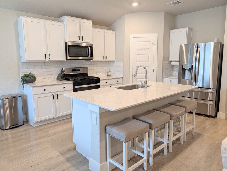 5627 Jewel Curv in San Antonio, TX - Building Photo