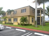 Woodland Manor in Coral Springs, FL - Foto de edificio - Building Photo