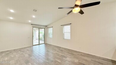 5420 W Desert Hollow Dr in Phoenix, AZ - Building Photo - Building Photo