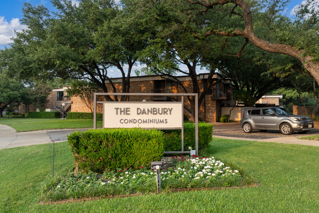 The Danbury Condominiums in Dallas, TX - Building Photo